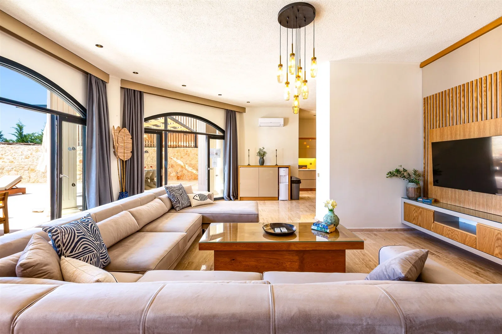 Kalkan’da Merkeze Yakın, Özel Havuzlu, 5 Yatak Odalı, Lüks Villa