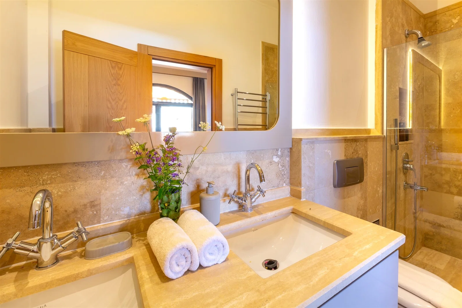 Kalkan’da Merkeze Yakın, Özel Havuzlu, 5 Yatak Odalı, Lüks Villa