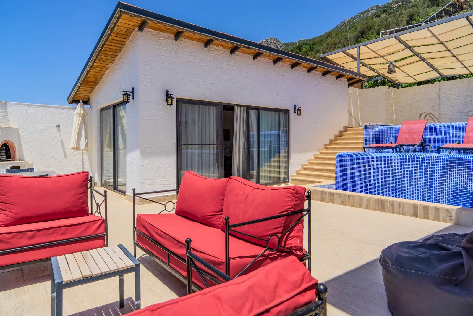 Kalkan’da korunaklı havuzlu kiralık villa