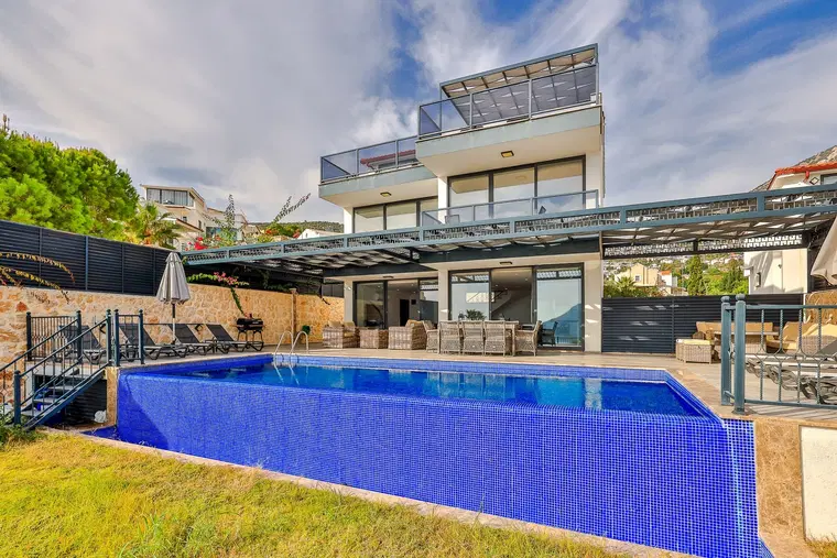Kalkan’da Merkeze Yakın, Özel Havuzlu, 5 Yatak Odalı, Kiralık Villa