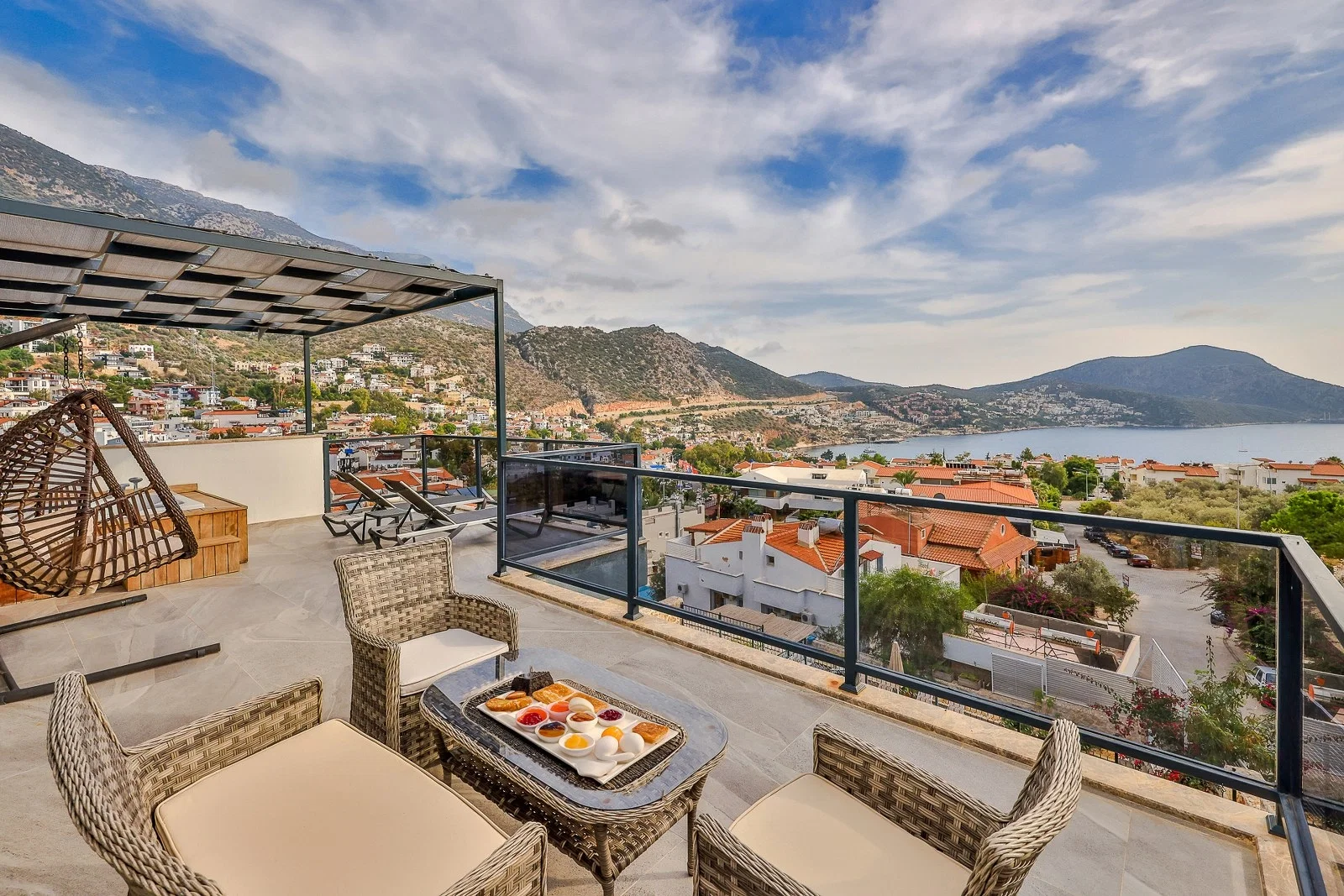 Kalkan’da Merkeze Yakın, Özel Havuzlu, 5 Yatak Odalı, Kiralık Villa