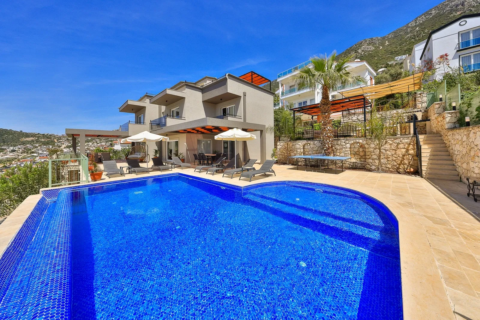 Kalkan’da ısıtmalı havuzlu kiralık villa