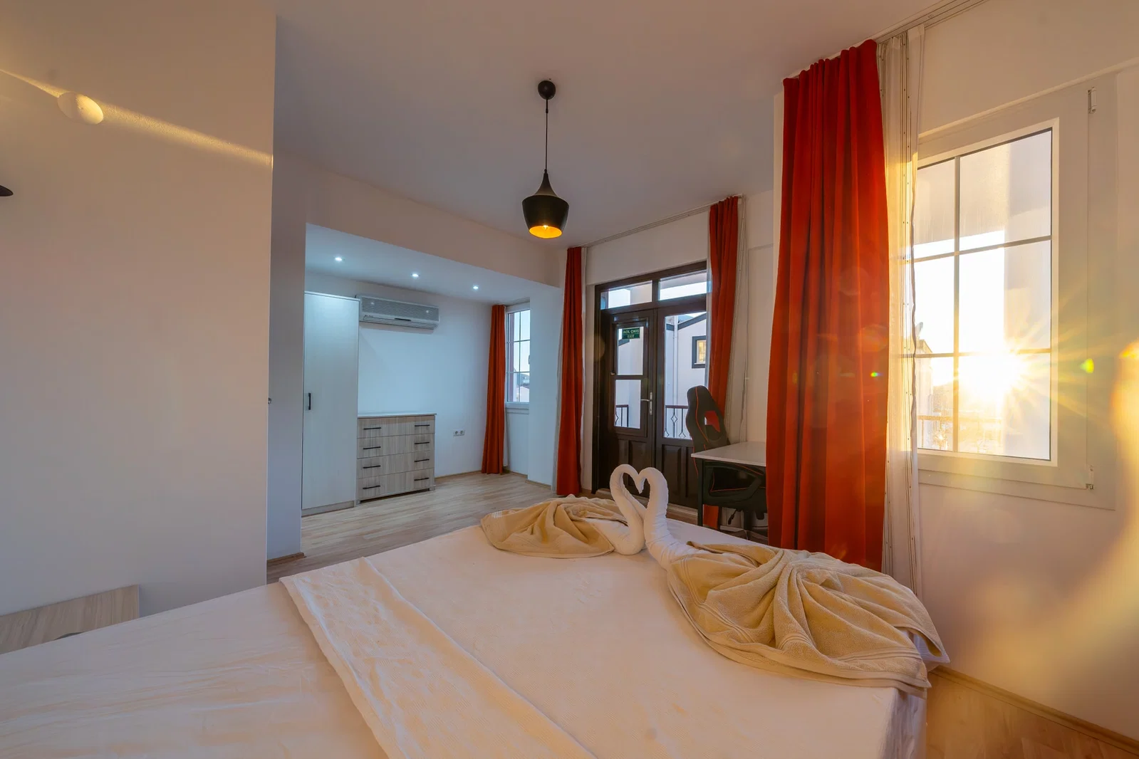 Kalkan’da Deniz Manzaralı, Korunaklı Havuzlu, 9 Kişilik, Ekonomik Villa