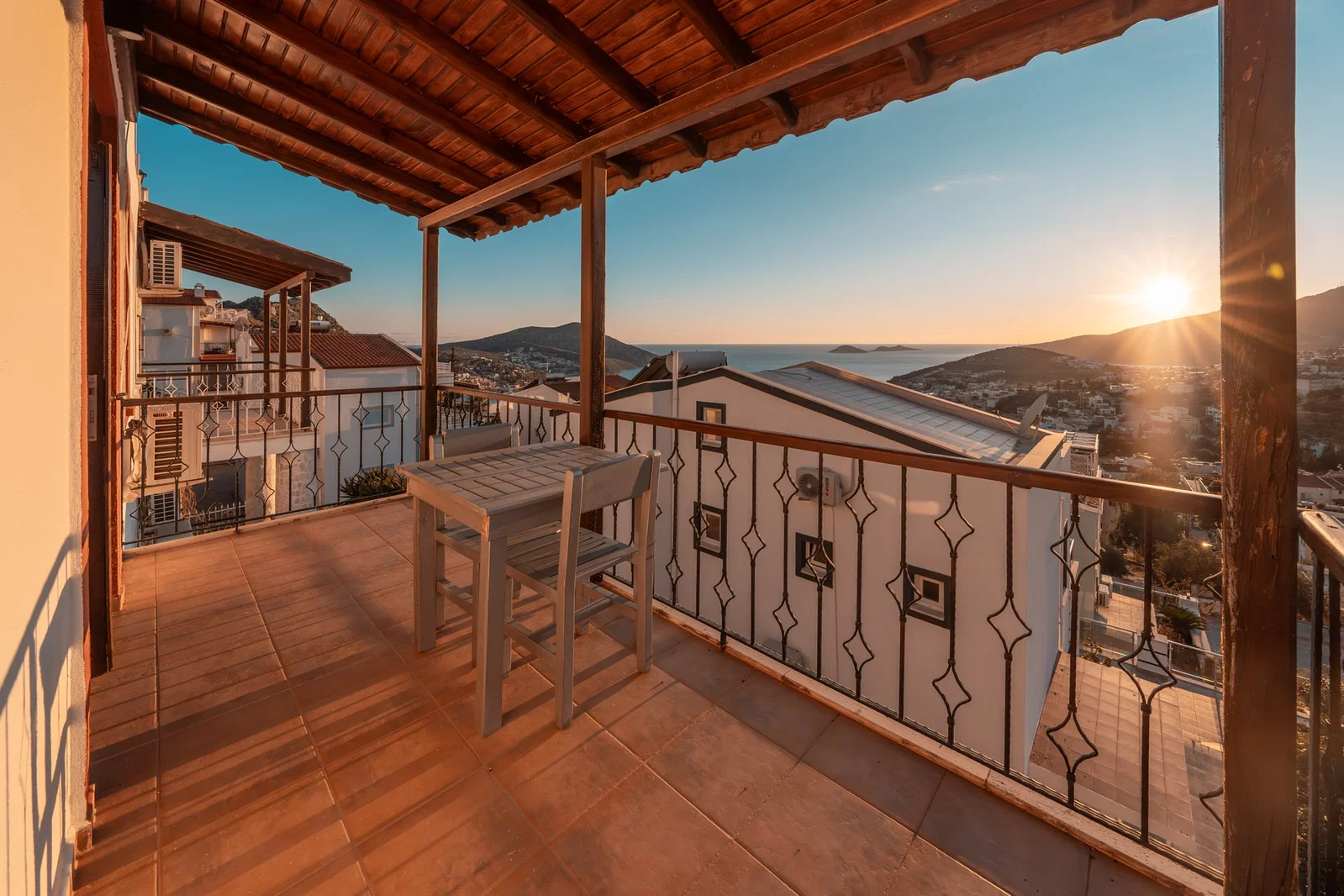 Kalkan’da Deniz Manzaralı, Korunaklı Havuzlu, 9 Kişilik, Ekonomik Villa