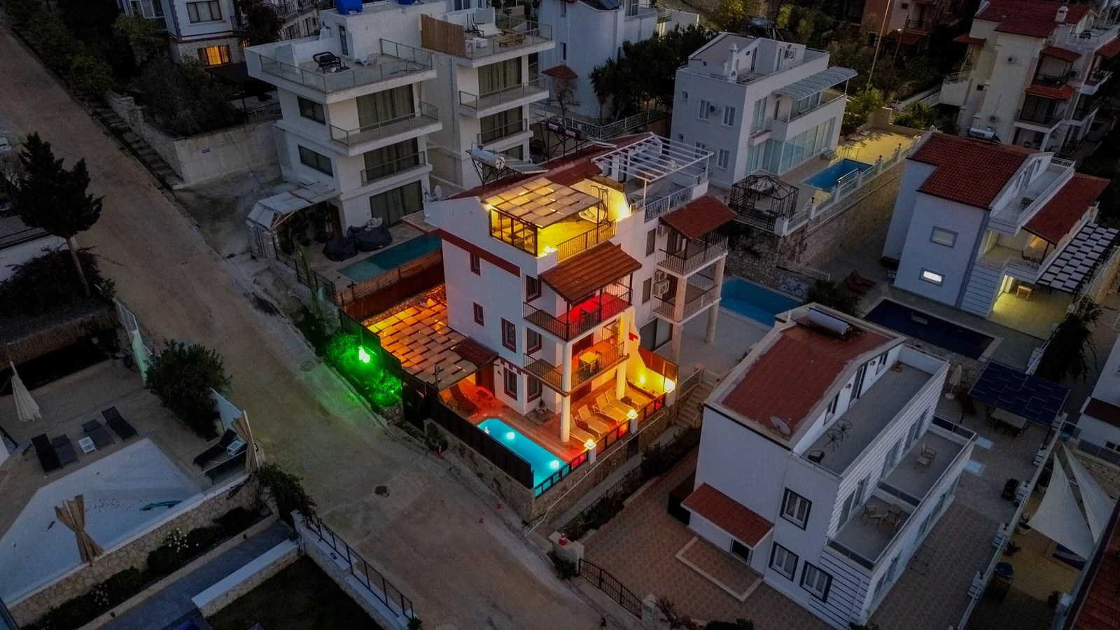Kalkan’da Deniz Manzaralı, Korunaklı Havuzlu, 9 Kişilik, Ekonomik Villa