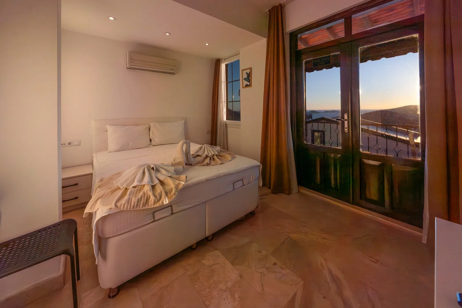 Kalkan’da Deniz Manzaralı, Korunaklı Havuzlu, 9 Kişilik, Ekonomik Villa