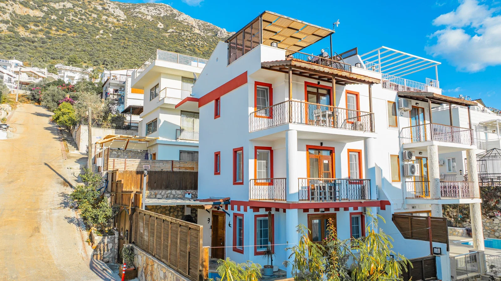 Kalkan’da Deniz Manzaralı, Korunaklı Havuzlu, 9 Kişilik, Ekonomik Villa