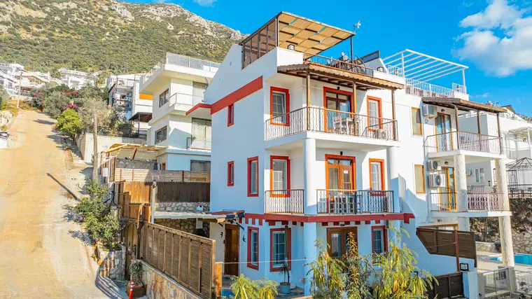 Kalkan’da Deniz Manzaralı, Korunaklı Havuzlu, 9 Kişilik, Ekonomik Villa