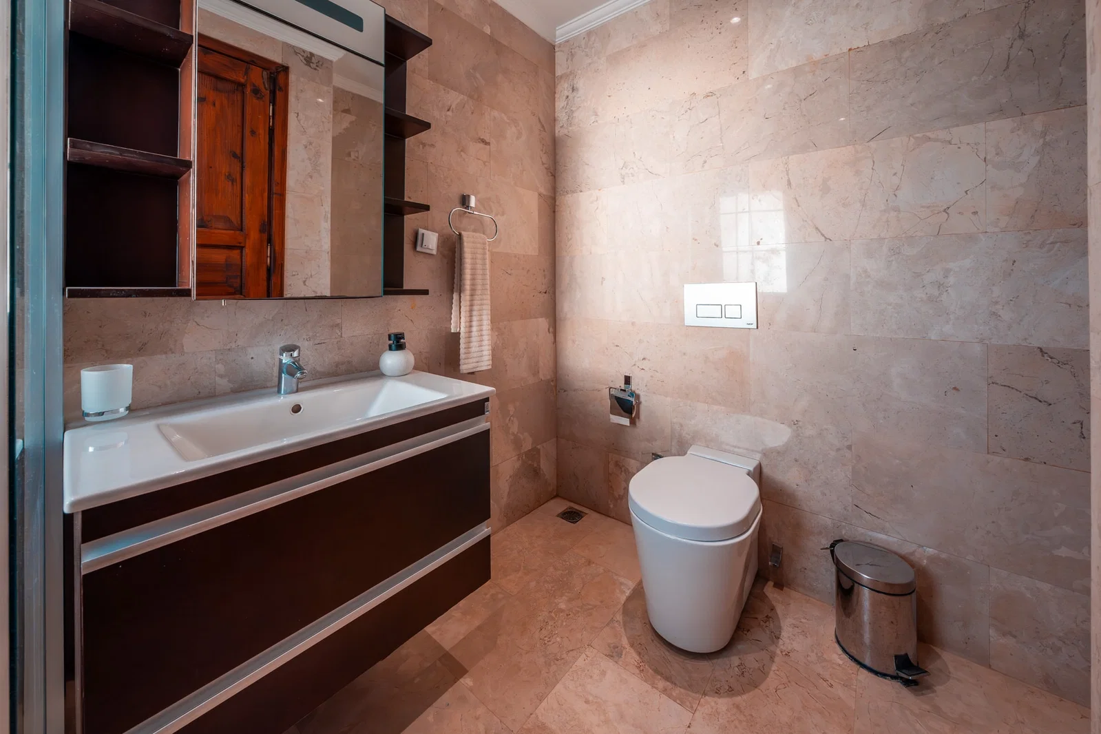 Kalkan’da Deniz Manzaralı, Korunaklı Havuzlu, 9 Kişilik, Ekonomik Villa