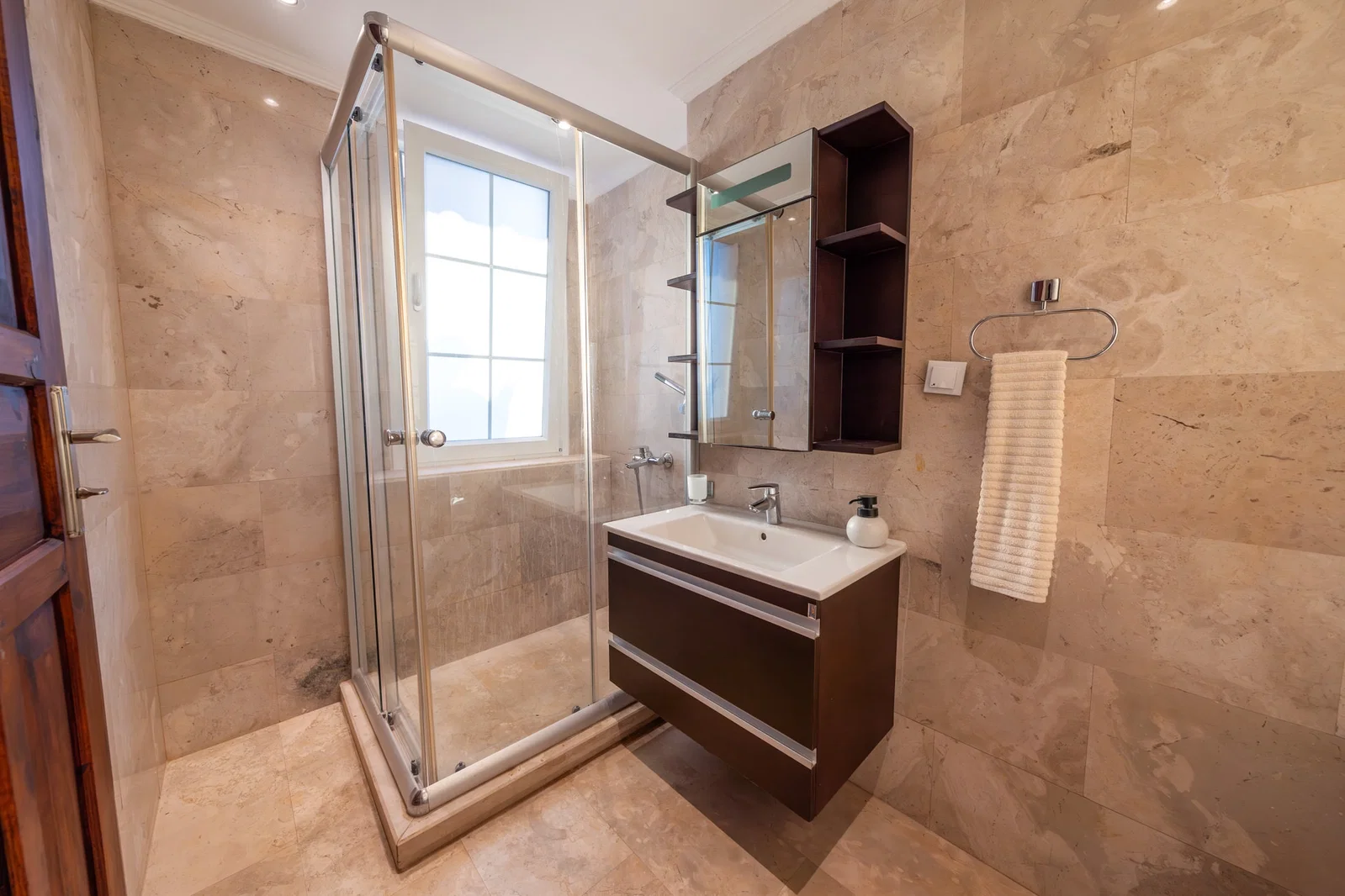 Kalkan’da Deniz Manzaralı, Korunaklı Havuzlu, 9 Kişilik, Ekonomik Villa