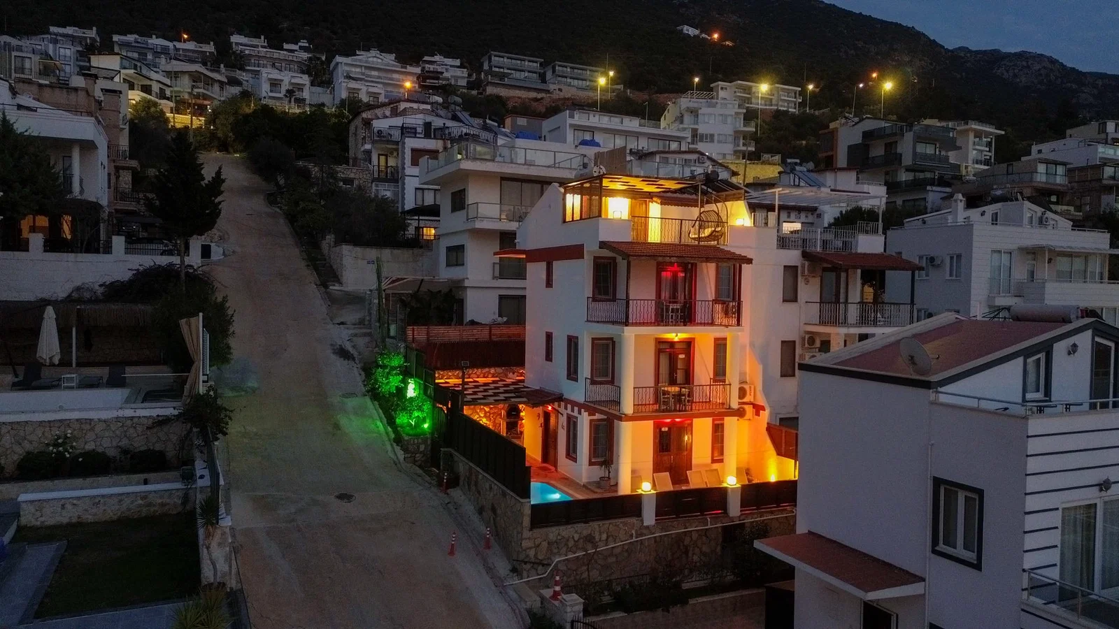 Kalkan’da Deniz Manzaralı, Korunaklı Havuzlu, 9 Kişilik, Ekonomik Villa