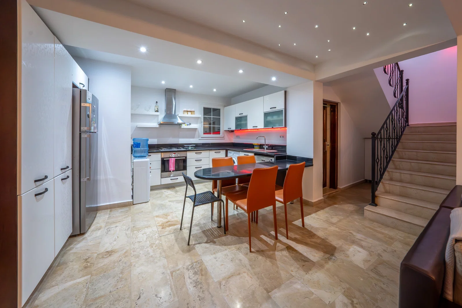 Kalkan’da Deniz Manzaralı, Korunaklı Havuzlu, 9 Kişilik, Ekonomik Villa