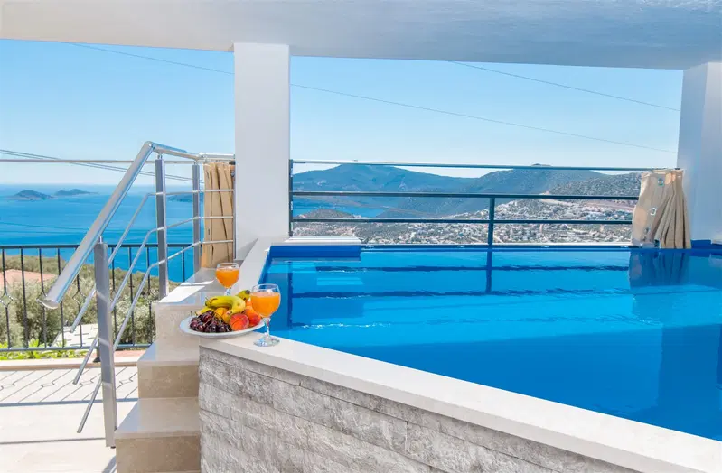 Kalkan’da korunaklı havuzlu kiralık villa