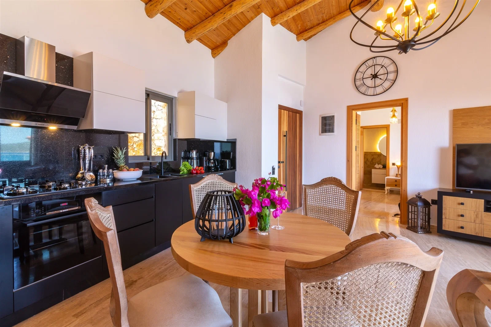 Kalkan’da Deniz Manzaralı, Isıtmalı Havuzlu, 4 Kişilik, Lüks Villa