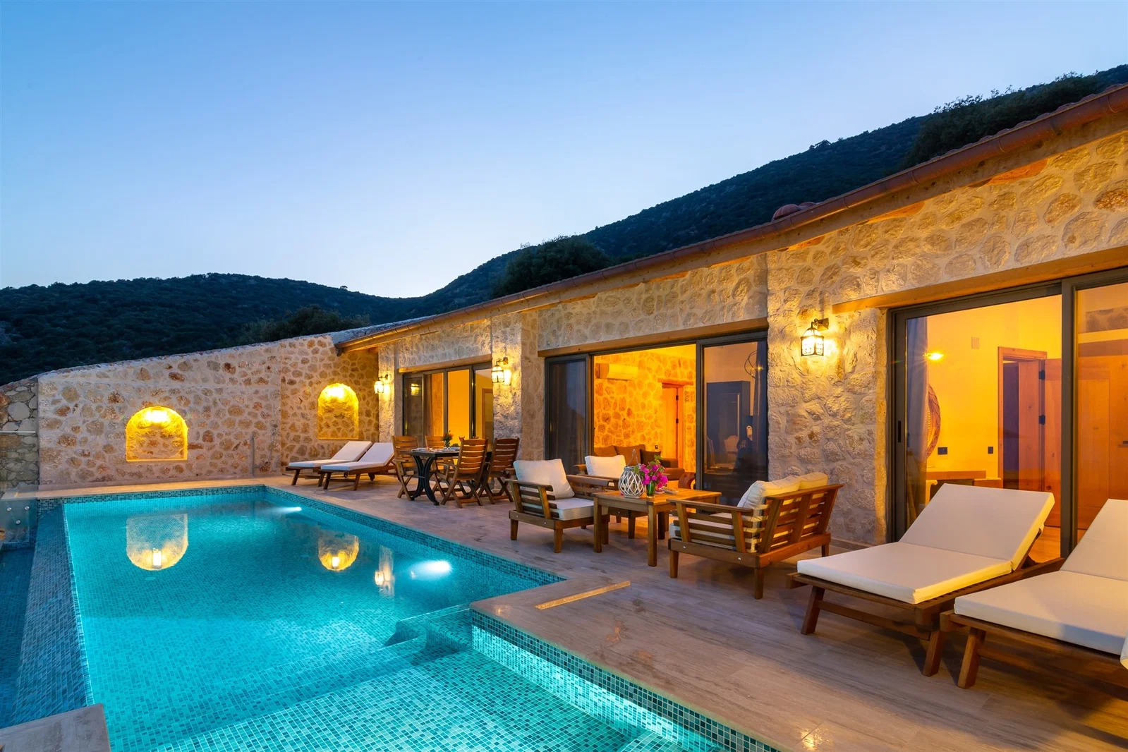 Kalkan’da Deniz Manzaralı, Isıtmalı Havuzlu, 4 Kişilik, Lüks Villa