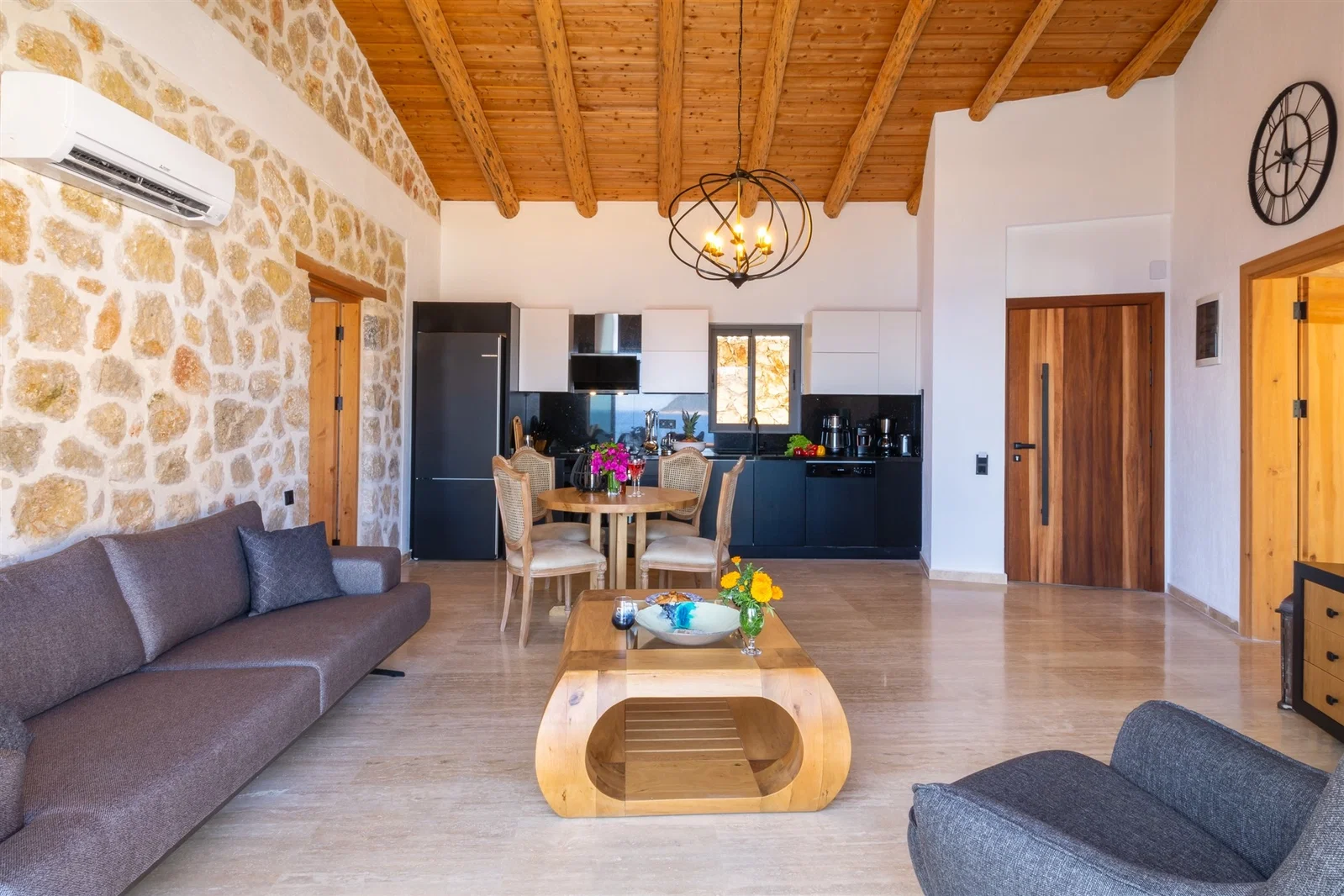 Kalkan’da Deniz Manzaralı, Isıtmalı Havuzlu, 4 Kişilik, Lüks Villa