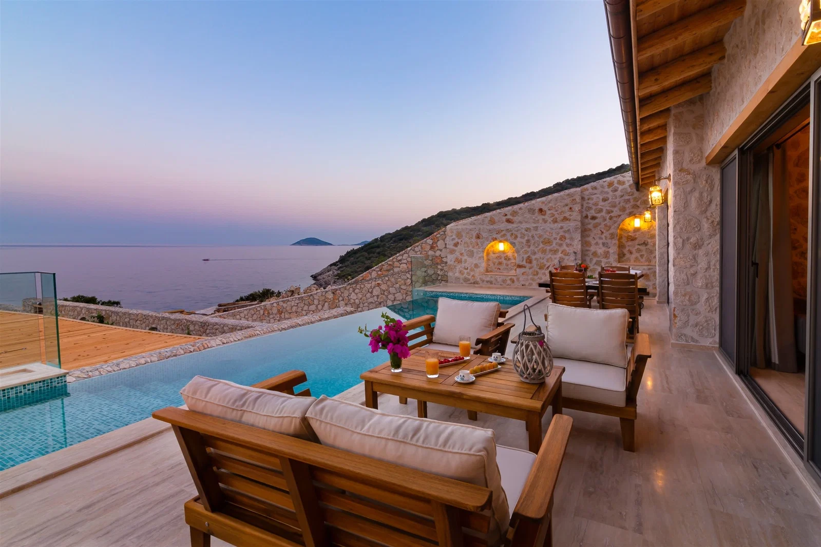 Kalkan’da Deniz Manzaralı, Isıtmalı Havuzlu, 4 Kişilik, Lüks Villa