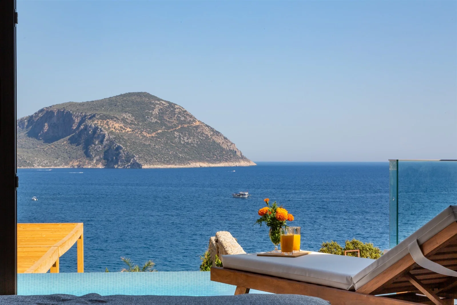 Kalkan’da Deniz Manzaralı, Isıtmalı Havuzlu, 4 Kişilik, Lüks Villa