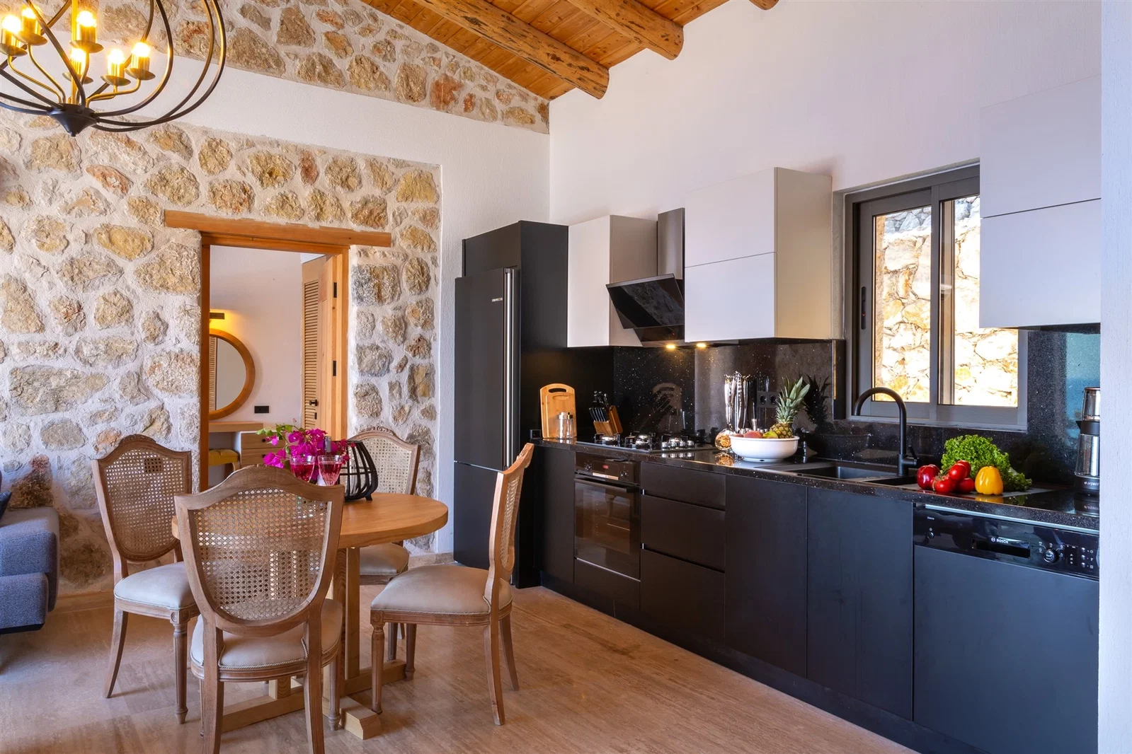 Kalkan’da Deniz Manzaralı, Isıtmalı Havuzlu, 4 Kişilik, Lüks Villa