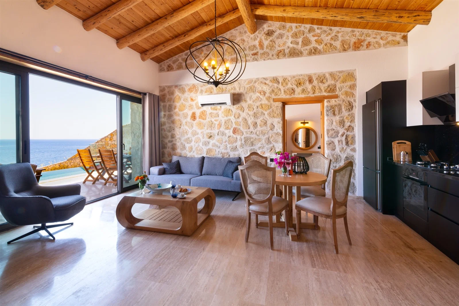 Kalkan’da Deniz Manzaralı, Isıtmalı Havuzlu, 4 Kişilik, Lüks Villa