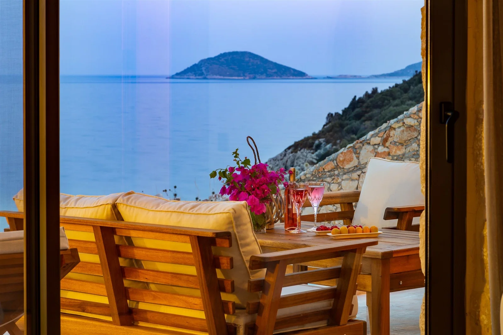Kalkan’da Deniz Manzaralı, Isıtmalı Havuzlu, 4 Kişilik, Lüks Villa
