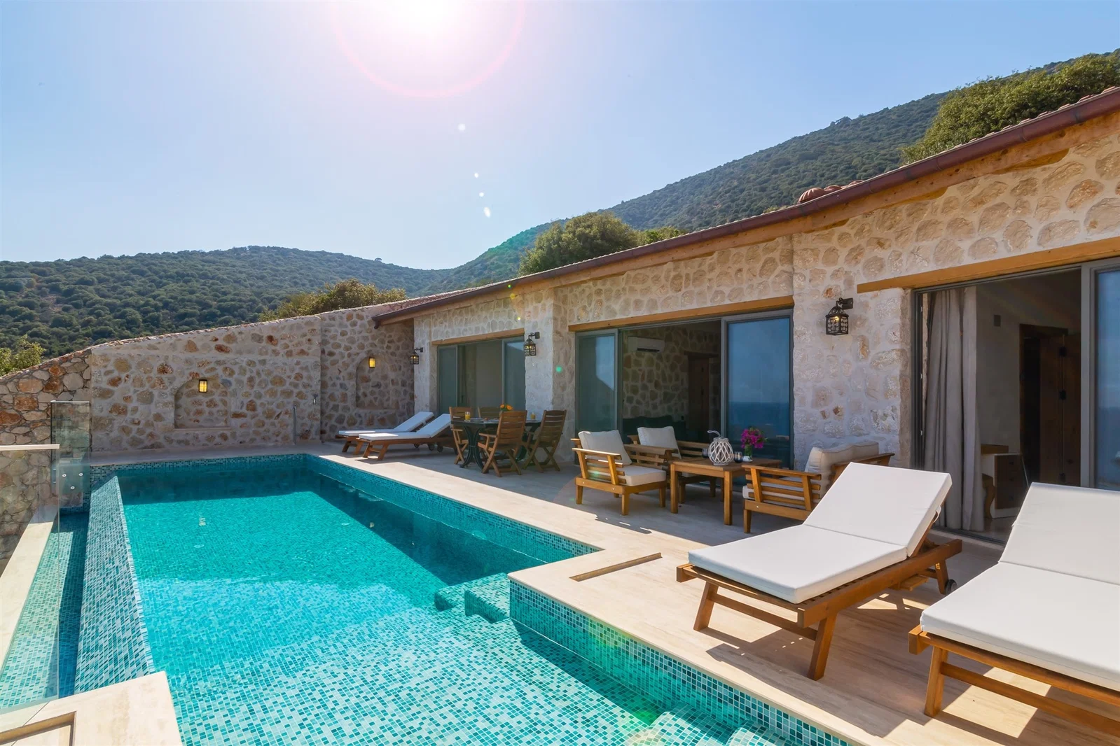 Kalkan’da Deniz Manzaralı, Isıtmalı Havuzlu, 4 Kişilik, Lüks Villa