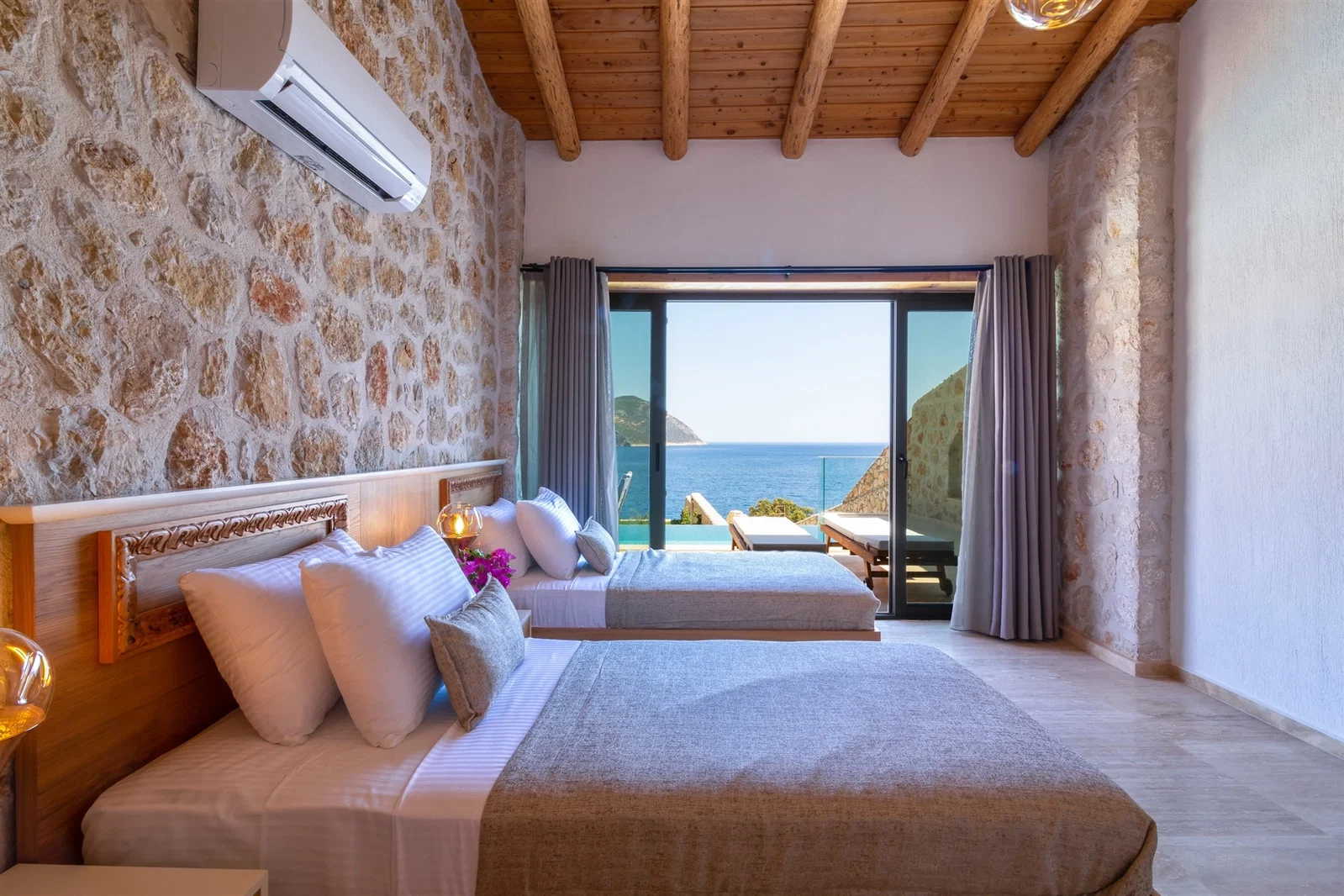 Kalkan’da Deniz Manzaralı, Isıtmalı Havuzlu, 4 Kişilik, Lüks Villa