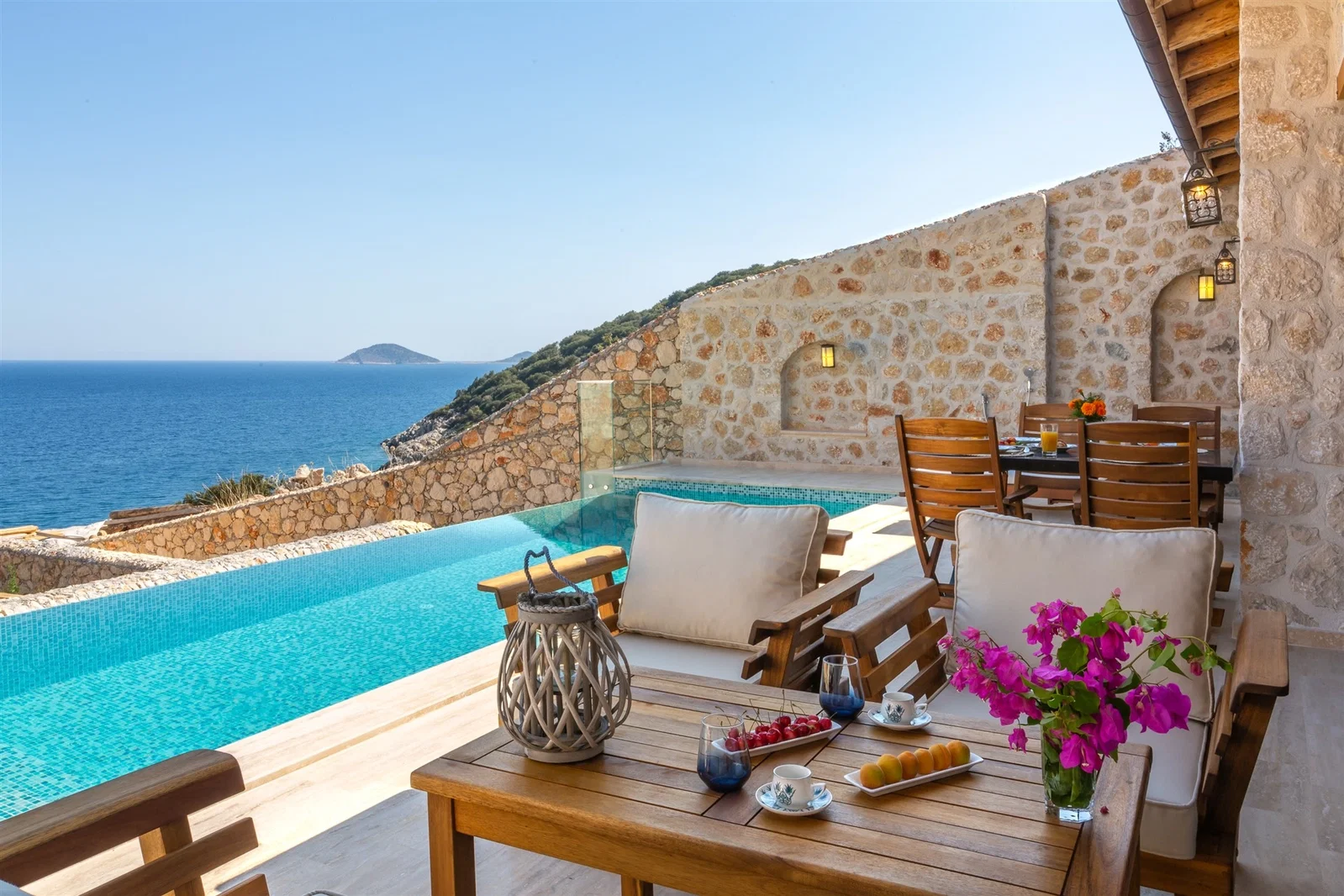 Kalkan’da Deniz Manzaralı, Isıtmalı Havuzlu, 4 Kişilik, Lüks Villa