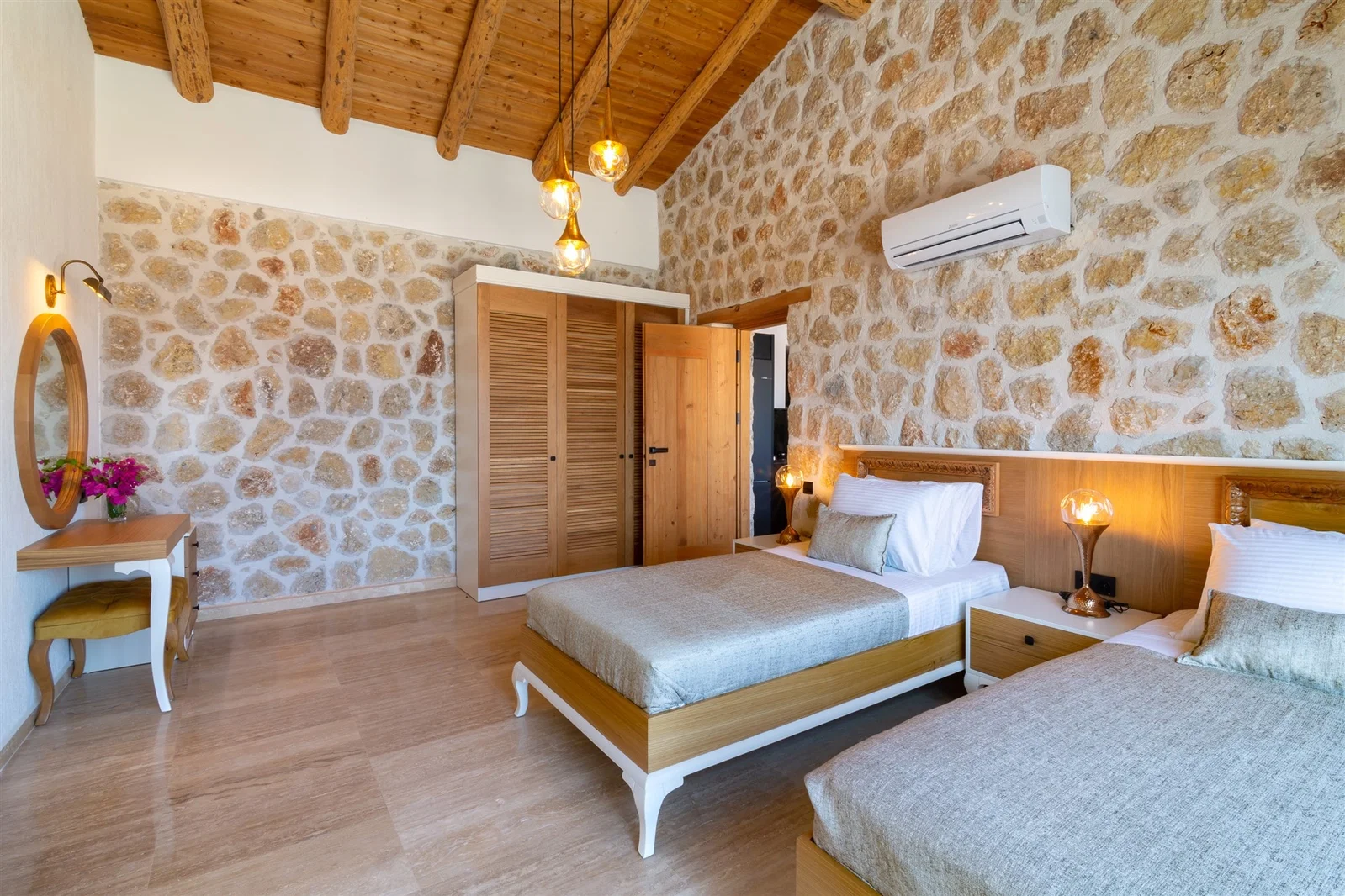 Kalkan’da Deniz Manzaralı, Isıtmalı Havuzlu, 4 Kişilik, Lüks Villa