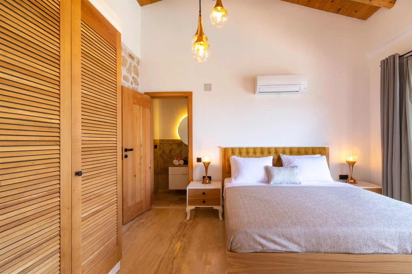 Kalkan’da Deniz Manzaralı, Isıtmalı Havuzlu, 4 Kişilik, Lüks Villa