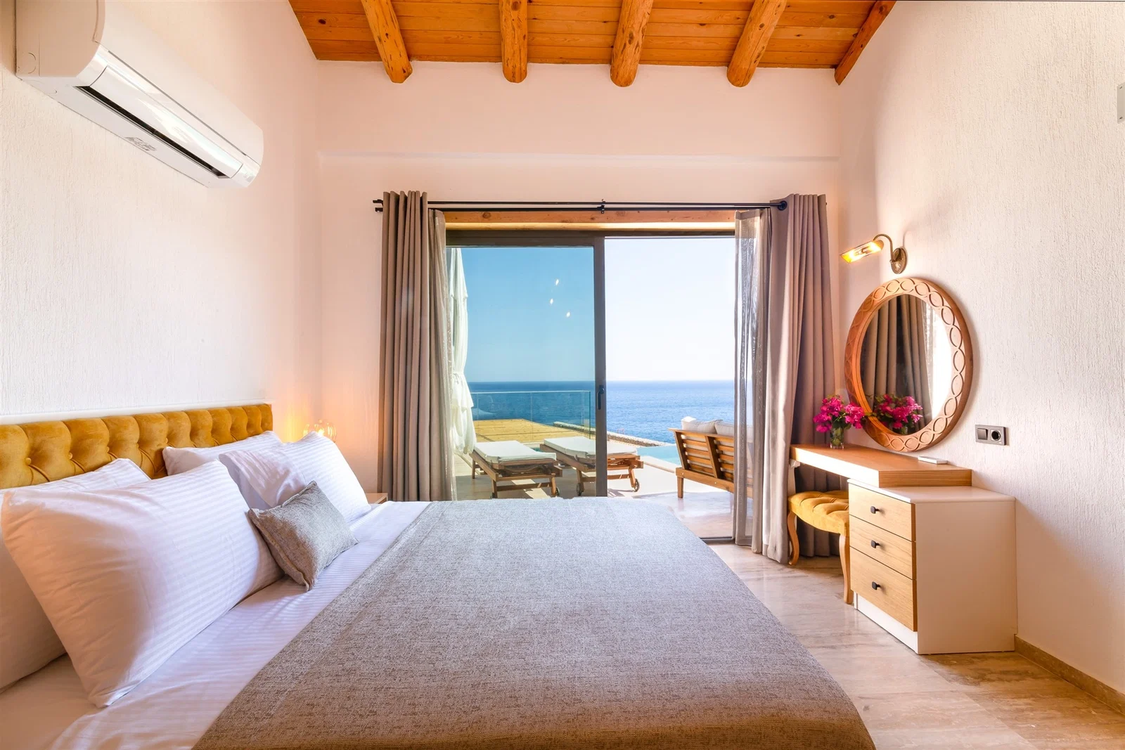 Kalkan’da Deniz Manzaralı, Isıtmalı Havuzlu, 4 Kişilik, Lüks Villa