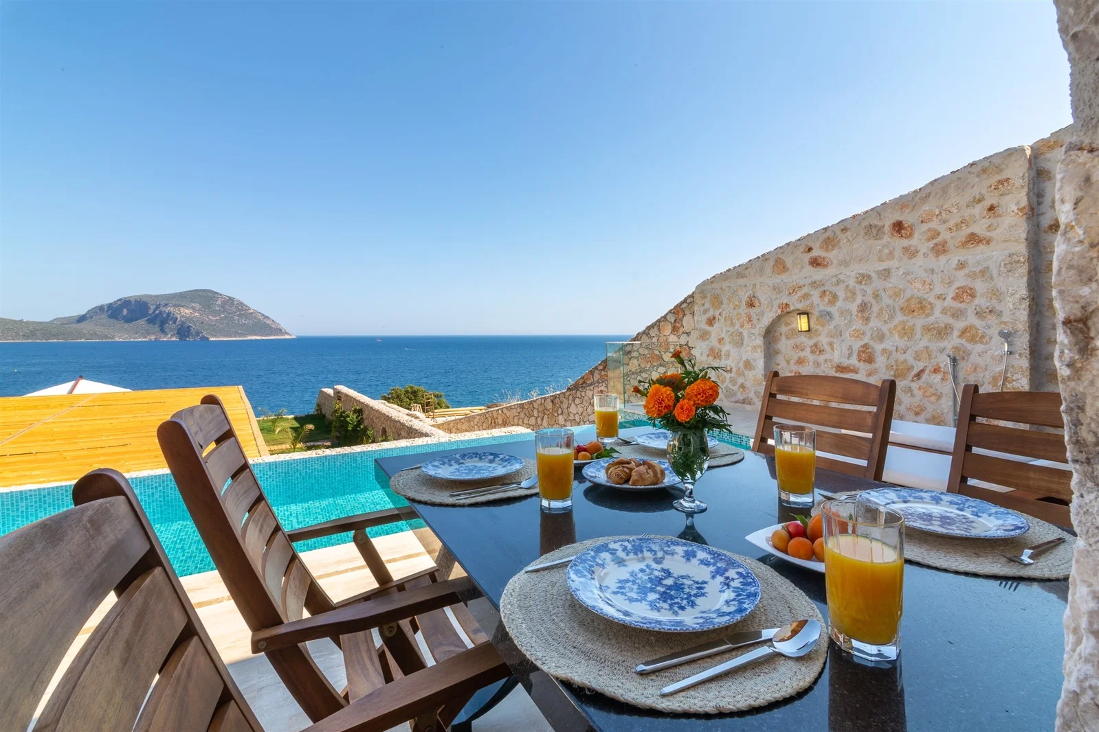 Kalkan’da Deniz Manzaralı, Isıtmalı Havuzlu, 4 Kişilik, Lüks Villa