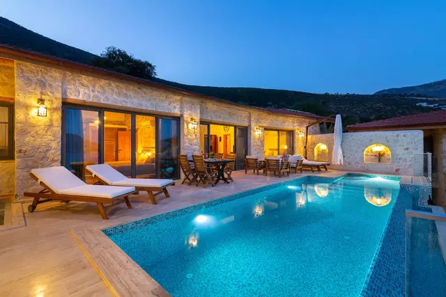Kalkan’da Deniz Manzaralı, Isıtmalı Havuzlu, 4 Kişilik, Lüks Villa