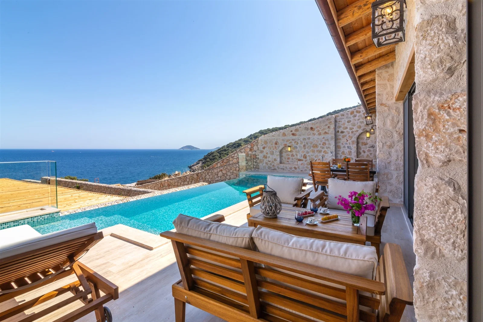 Kalkan’da Deniz Manzaralı, Isıtmalı Havuzlu, 4 Kişilik, Lüks Villa
