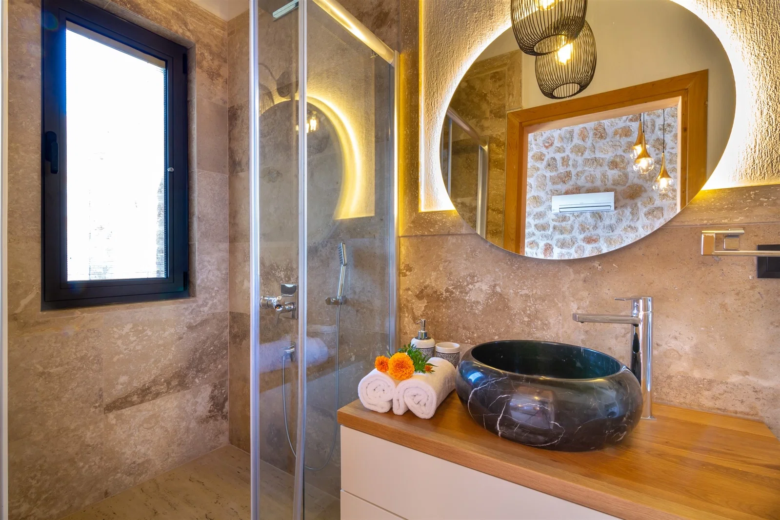 Kalkan’da Deniz Manzaralı, Isıtmalı Havuzlu, 4 Kişilik, Lüks Villa