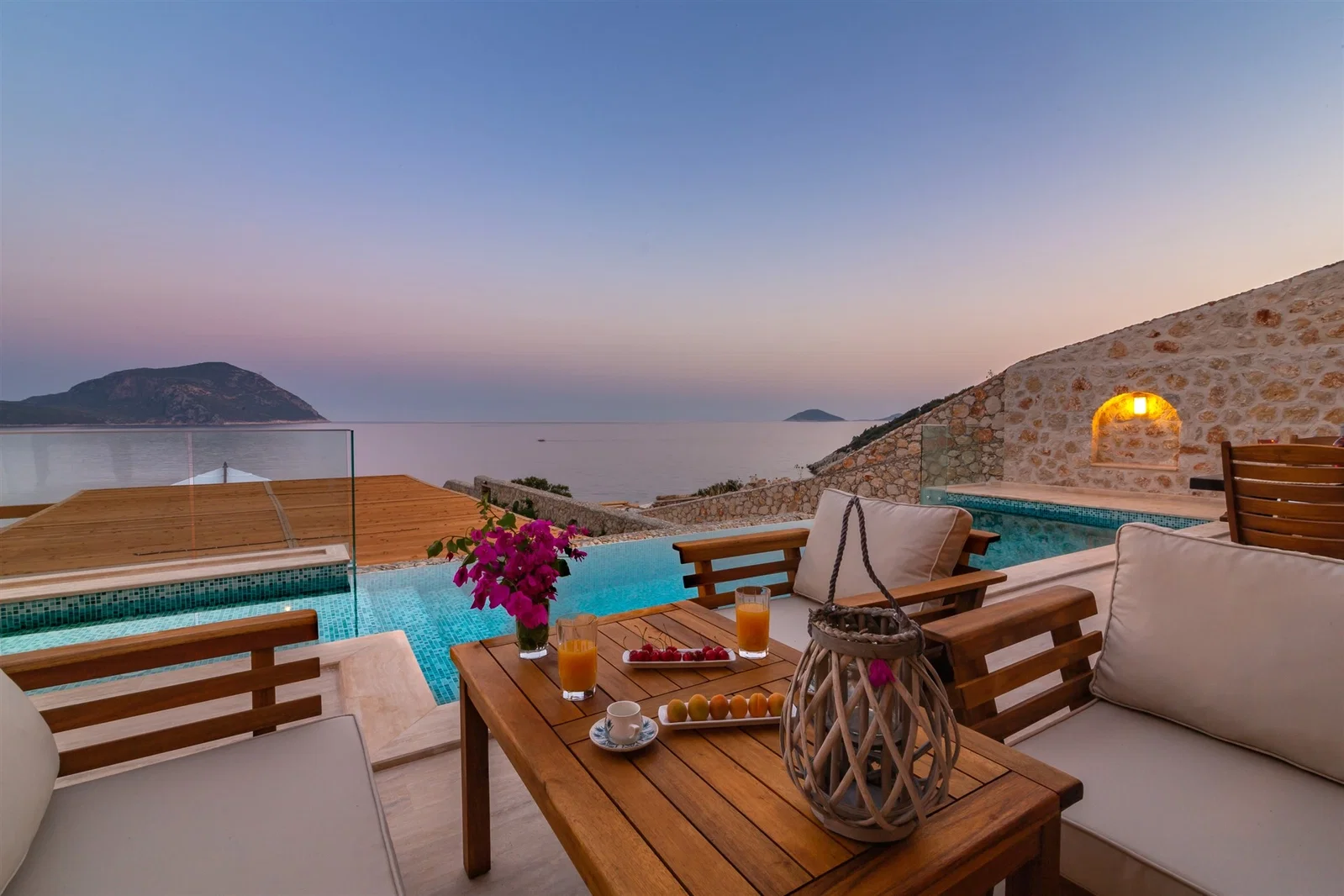 Kalkan’da Deniz Manzaralı, Isıtmalı Havuzlu, 4 Kişilik, Lüks Villa