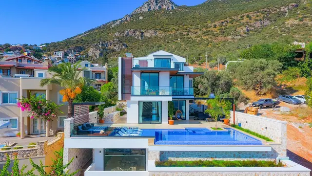 Merkeze Yakın, Isıtmalı Havuzlu Kiralık Villa – Kalkan, 6 Kişilik