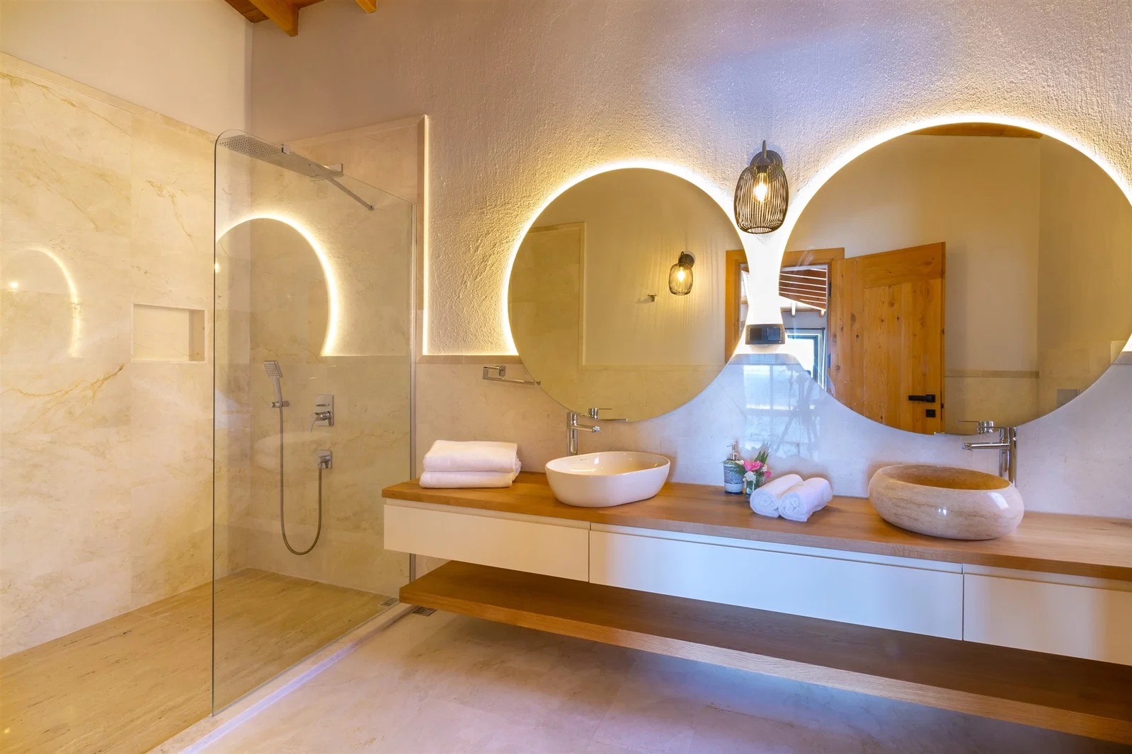 Kalkan’da Merkeze Yakın, Isıtmalı Havuzlu, 8 Kişilik, Lüks Villa