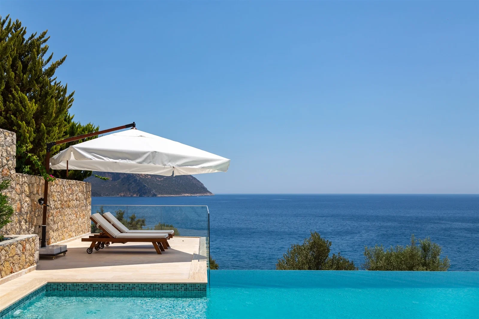 Kalkan’da Merkeze Yakın, Isıtmalı Havuzlu, 8 Kişilik, Lüks Villa