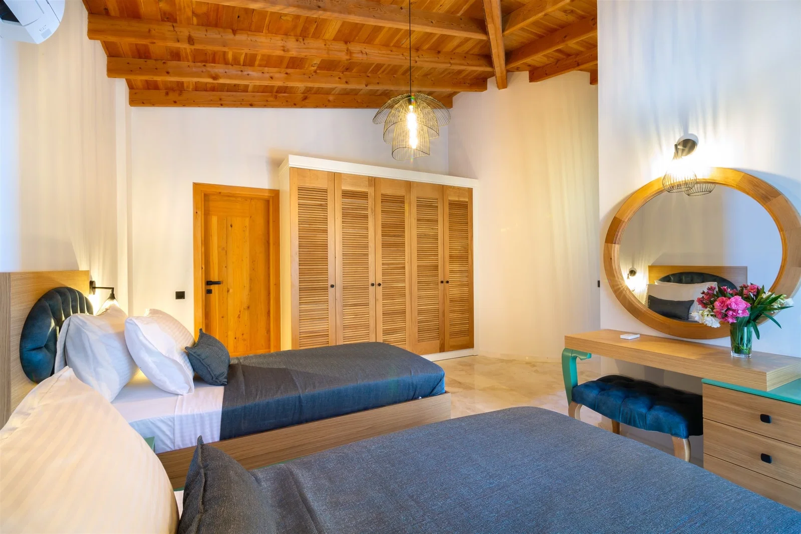Kalkan’da Merkeze Yakın, Isıtmalı Havuzlu, 8 Kişilik, Lüks Villa