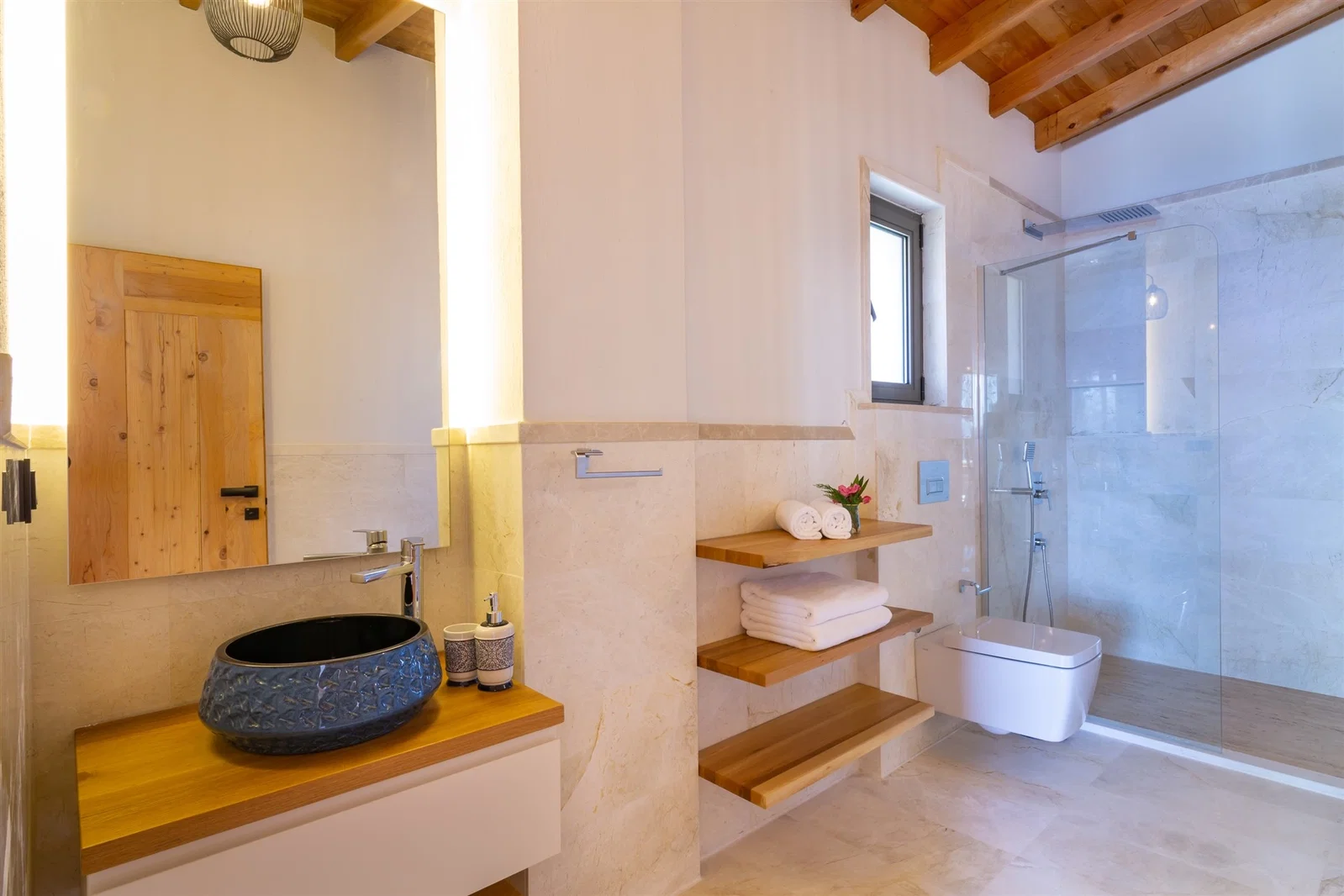 Kalkan’da Merkeze Yakın, Isıtmalı Havuzlu, 8 Kişilik, Lüks Villa