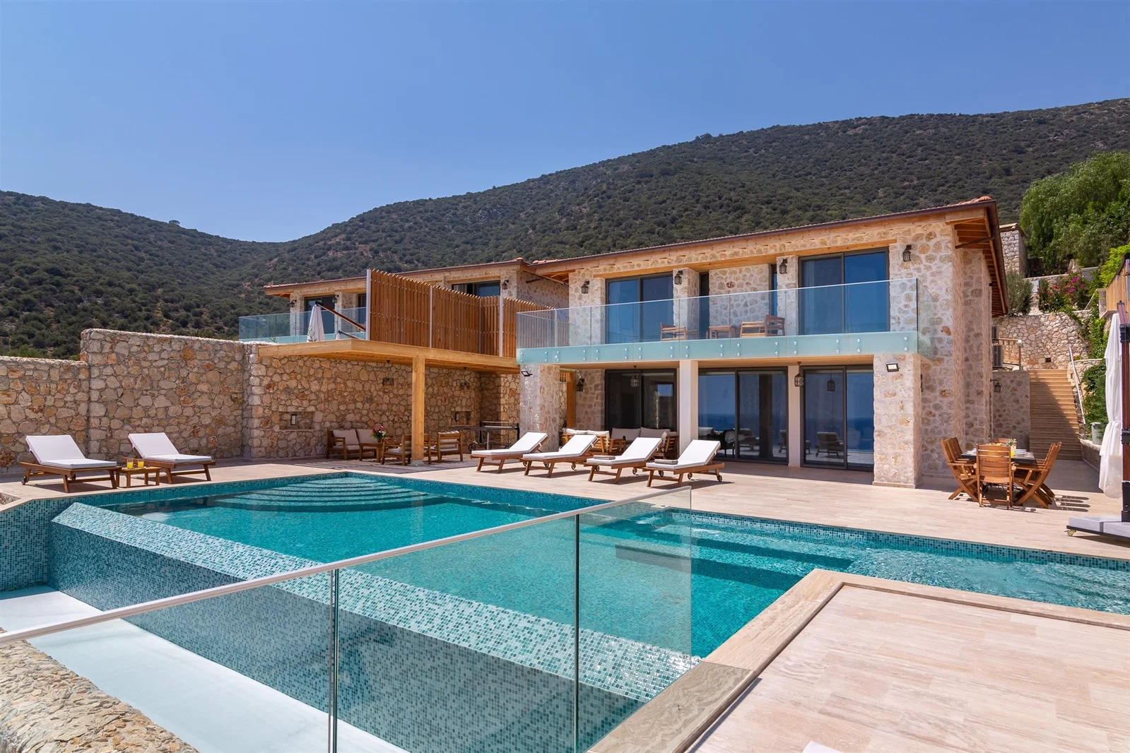 Kalkan’da Merkeze Yakın, Isıtmalı Havuzlu, 8 Kişilik, Lüks Villa
