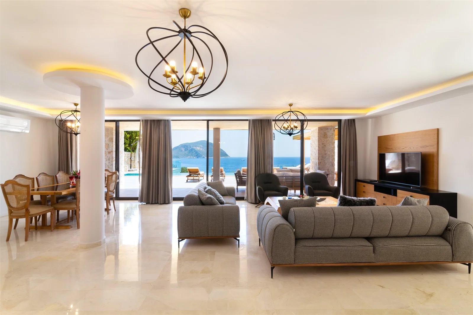 Kalkan’da Merkeze Yakın, Isıtmalı Havuzlu, 8 Kişilik, Lüks Villa