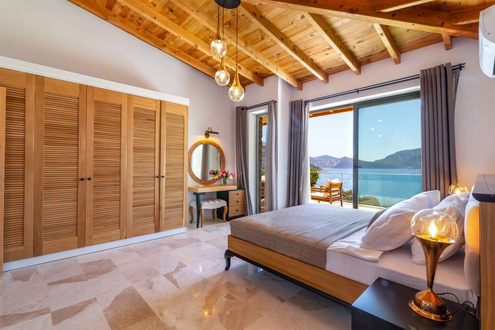 Kalkan’da Merkeze Yakın, Isıtmalı Havuzlu, 8 Kişilik, Lüks Villa