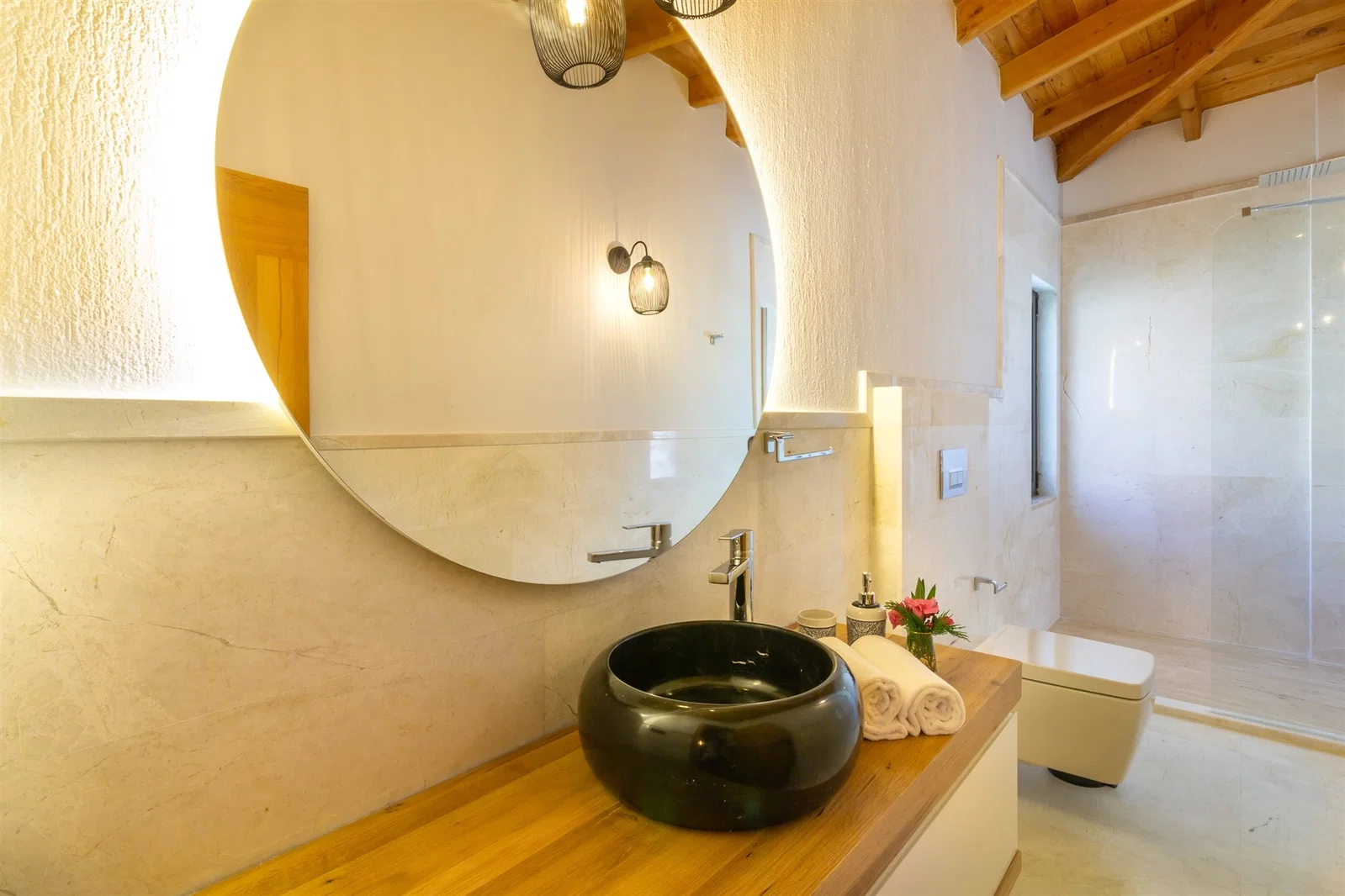 Kalkan’da Merkeze Yakın, Isıtmalı Havuzlu, 8 Kişilik, Lüks Villa