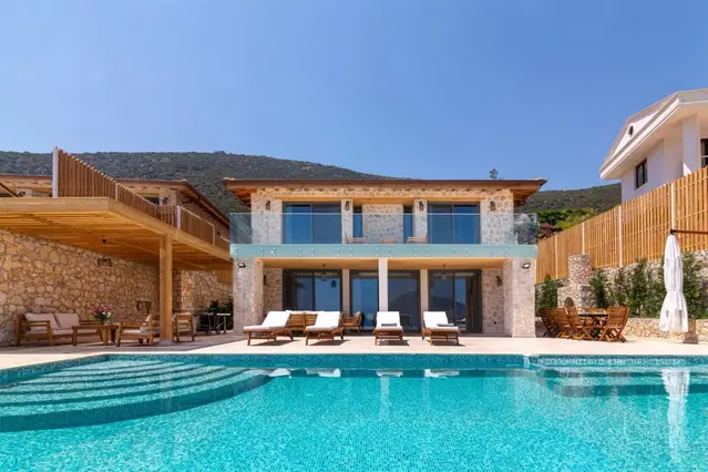 Kalkan’da Merkeze Yakın, Isıtmalı Havuzlu, 8 Kişilik, Lüks Villa