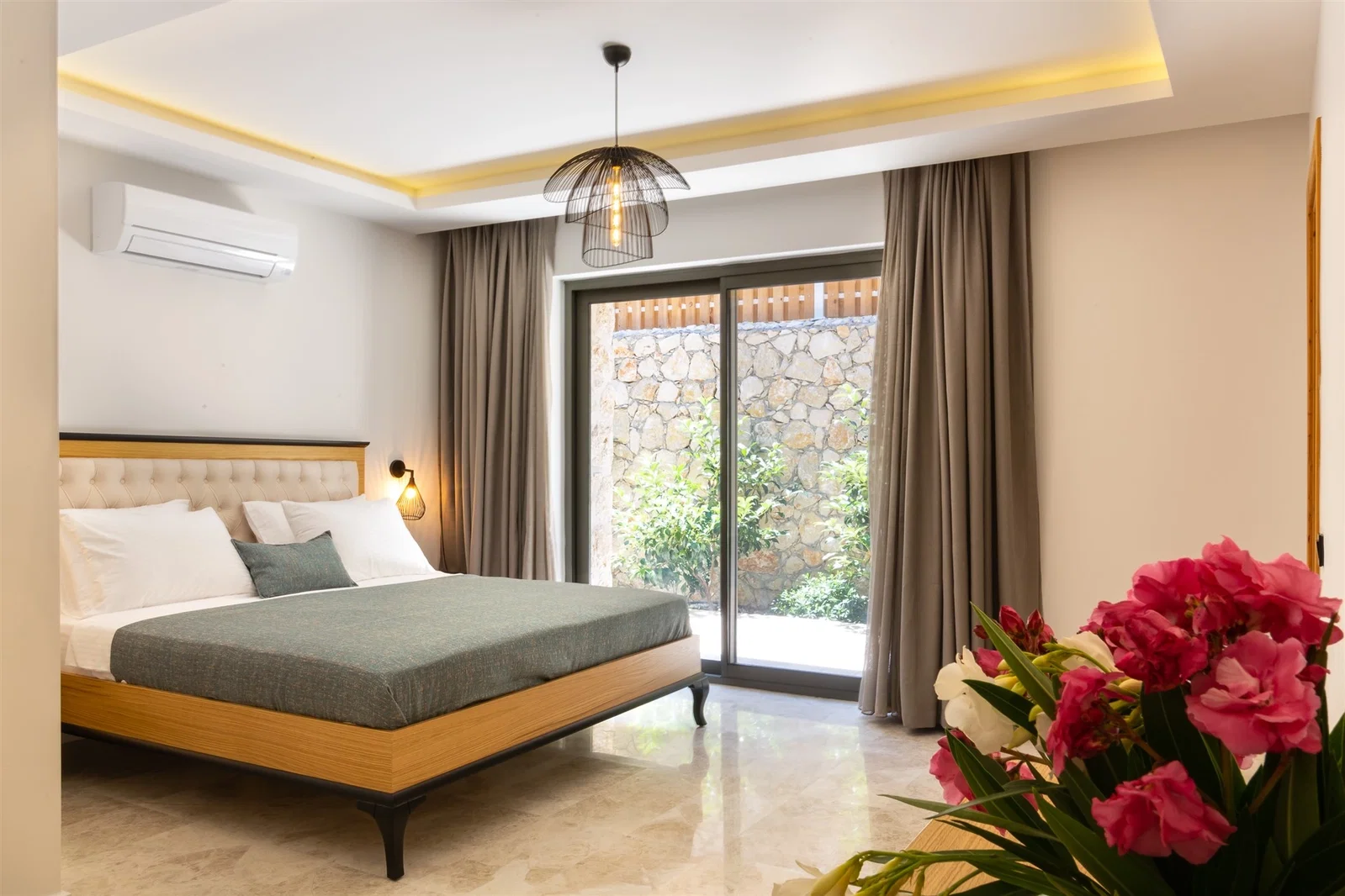 Kalkan’da Merkeze Yakın, Isıtmalı Havuzlu, 8 Kişilik, Lüks Villa