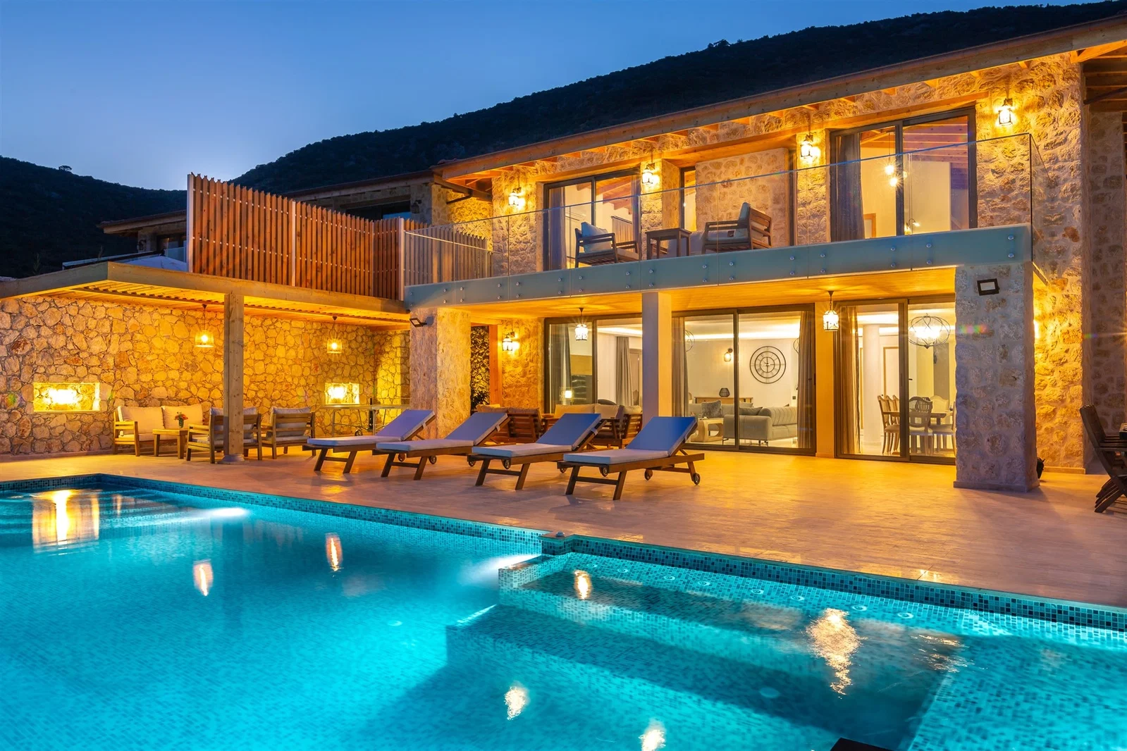Kalkan’da Merkeze Yakın, Isıtmalı Havuzlu, 8 Kişilik, Lüks Villa