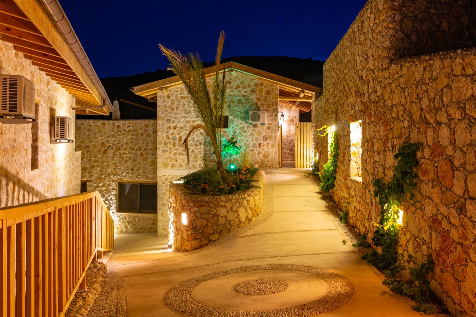 Kalkan’da Merkeze Yakın, Isıtmalı Havuzlu, 8 Kişilik, Lüks Villa