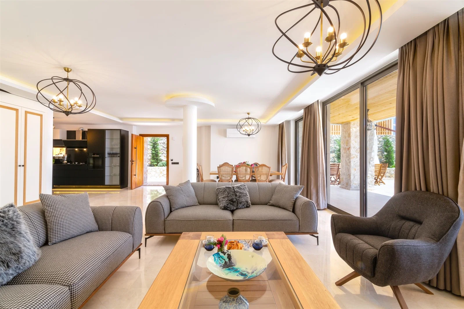 Kalkan’da Merkeze Yakın, Isıtmalı Havuzlu, 8 Kişilik, Lüks Villa